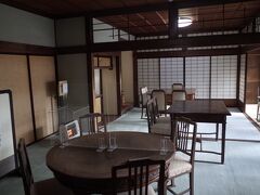 1階には眺めの良いカフェも。実際に昭和天皇夫妻が東宮時代(T.14)に使用しました。