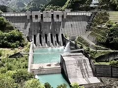 急勾配を登って長島ダムのところまで来ました。