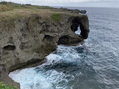 次の目的地は万座毛。
沖縄の景勝地として外せない場所です。
