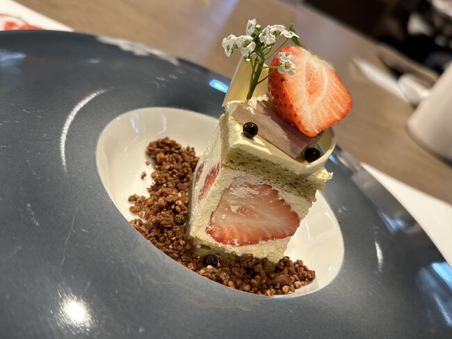 いちごのスペシャルデザートです。<br />「52席の至福」特製いちごのフレジエ