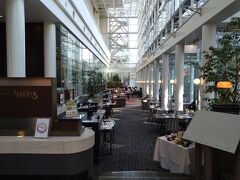 ウェスティンホテル大阪の朝食会場は、1階ロビー階にあるレストラン「アマデウス」になります。