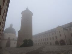 内部は大きな塔のある中庭になっていました。
監視塔（英Keep/独Bergfried）で、塔の中央に矢はざまがあるのですが霧でうっすら・・・。