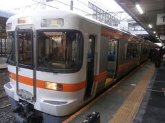  金山駅を大垣行きの普通列車で出発します。意外と金山駅で普通列車の大垣行きは、めずらしいものです。