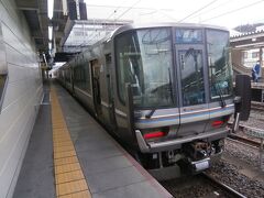  大垣駅で米原行きに乗り換えて、米原駅では北陸本線の敦賀行きに乗り込みます。