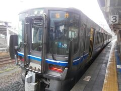  駅構内のコンビニで食糧を仕入れて、ホームへ戻ると福井行きの普通列車入線してきました。