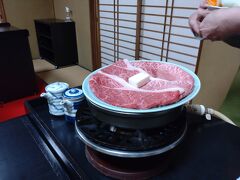せっかく夕方に松坂に来たからと、松坂牛を食す。
１１０００円のすき焼きのコース。