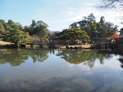 庭園の中へ。
といっても、日本庭園の味わい方が、いまだによくわからない私。
まぁ池の周りを、とにかく歩いてみよう。