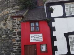 　英国で一番小さな家(The Smallest House in Great Britain)はコンウィの川沿いにあります。床面積3.05m×1.8m、高さ約3メートルの２階建てで、1900年まで住宅として使用されていました。

※ギネスブックにも載っているそうです！