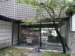 金沢文庫の入口です。木造の歴史的な家を想像していたが、意外と近代的な建物でした。