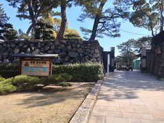 次は隣にある玉藻公園に行きました。
　玉藻公園は高松城があった場所であり、堀が海と繋がっていて珍しい公園となっています。2022年3月にはブラタモリで玉藻公園が紹介されたため、来場者も増加しました。