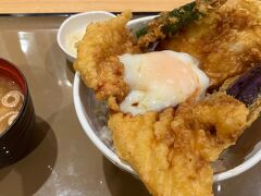 ■近江鶏・とり玉天丼■ 20:31
名神高速渋滞の影響もあってかかなり混んでおり、食べられるまでずいぶん時間がかかりました。