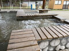 雪山からの寒い風が冷たくて寒かったので足湯で温まろうと思ったものの、上半身がなかなか温まらなかったです。でもお湯がちょうどいい温度で気持ち良かったです。