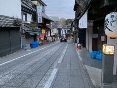 6時からスタートする、早朝お護摩に参加するため
5時半にホテルを出発しました
京成成田駅から新勝寺は、割と徒歩距離があります

早朝でしたが
酔っぱらい数名・同じように歩く人・車など
そこそこ会いました





