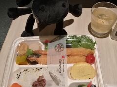 電車で名鉄名古屋に到着し、高島屋でお弁当購入。
早くお風呂に入って、ゆっくり食べたかったので～
今回食べていないエビフライ入りを選択！
おいしかったです！！！