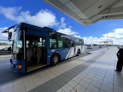 結局時間は数十分長くかかるけどホテル近くから乗れ乗り換えなしの各駅停車のバスで空港へ行きました。
路線バスなのでスーツケースを手で押さえていないとダメでちょっと大変