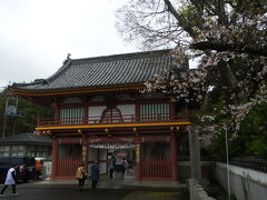 『第2番札所 極楽寺』
極楽寺到着です。
歩きでも近いですが、バスだとあっという間です。
こちらも、仁王門を桜とともに撮影。