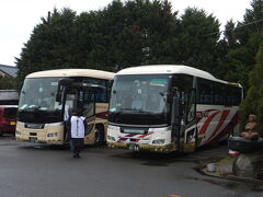 『第1番札所 霊山寺』
11時前に到着しました。
左のヤサカ観光バスが1号車、右の近鉄バスが2号車です。
なんでか阪急バスじゃないんですね。

バスを降りたら、まずは納経所へ向かいます。