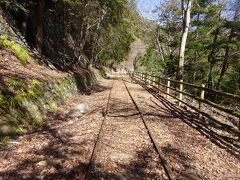 線路をそのままにして整備された、遊歩道。
線路の脇を歩けばいいのに、ついつい、歩きにくい枕木の上を歩いてしまいますよね（笑）