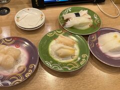 夕食の始まりは、有名な回転寿司トリトン伏古店で。一皿300円くらいですが、ネタは大きく満足です。旅行支援のクーポンはここで使いました。