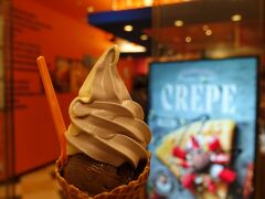 ブルーシールアイスクリーム
羽田空港に到着したら(営業時間内なら)必ず寄っちゃいます。今回は北海道でソフトクリーム食べる機会が無かったし。
今日のチョイスは期間限定のチョコ何とかアイスクリームに紫芋とバニラのソフトクリームをワッフルコーンで