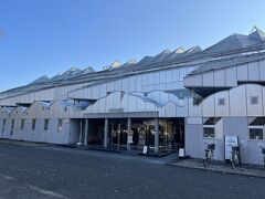 「プッチー」は飯田市美術博物館前で折返して駅に戻ります。ここ飯田市出身の菱田春草の作品の多くを収蔵し、飯田市や伊那谷の自然・文化・歴史の展示だけではなくプラネタリウムまでもある施設です。ここで降りて周辺を探索したいと思います。