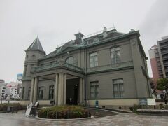 旧福岡県公会堂。中には…、入ってない。またの機会に。カフェに行くにも入場料が必要みたい。