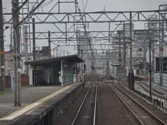 　千鳥式ホームの諏訪ノ森駅通過