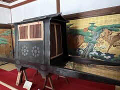 　大覚寺は真言宗大覚寺派の大本山。旧嵯峨御所で、日本で最も古い門跡寺院です。障壁画は狩野永徳によって書かれた「松に山鳥図」です。
　ここは大玄関。江戸時代の初め、御所より移築されたものです。