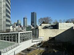 東京・六本木『グランド ハイアット 東京』10F

10階からの眺望の写真。

麻布台に建設中の高層ビルのそばに東京タワーがありますが、
ここからだと木に隠れてしまってよく見えませんね。
もっと高層フロアに行かないと。。