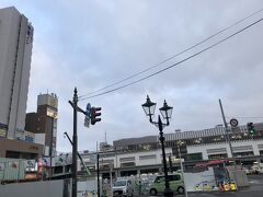 路線バスを降りると正面に工事中の新潟駅、左手側に宿泊予定の東横インが見えたので迷わずホテルへ。
リムジンバスは駅の反対側に着くので、結果的には路線バスを利用して正解でした。
