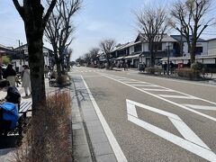 駐車場に車を停めたあと、夢京橋キャッスルロードにやってきた！！
白壁と黒格子の町屋風に統一された街並みには、飲食店や土産物店が軒を連ねていて、どこに入ろうかわくわくしちゃう(^｡^)