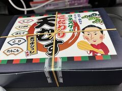 昼の便で那覇へ。羽田空港で見つけたこちらのお弁当。初見でしたが試しに買ってみました。5種類の天むすが入っています。