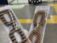 武生駅のコンビニで、メガネのお菓子購入&#128083;