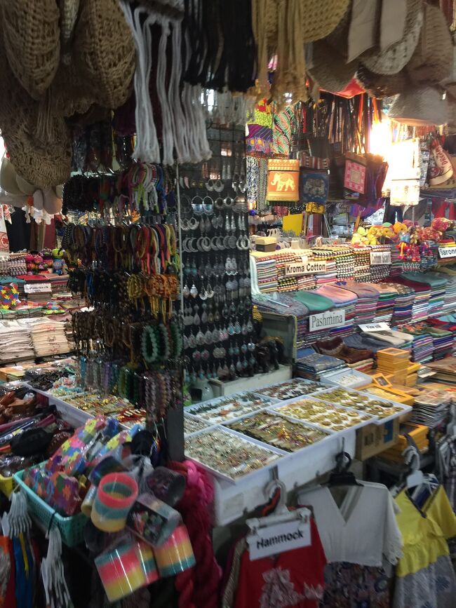 カンボジアのシェムリアップ市内のオールドマーケットのお店がたくさんあります。