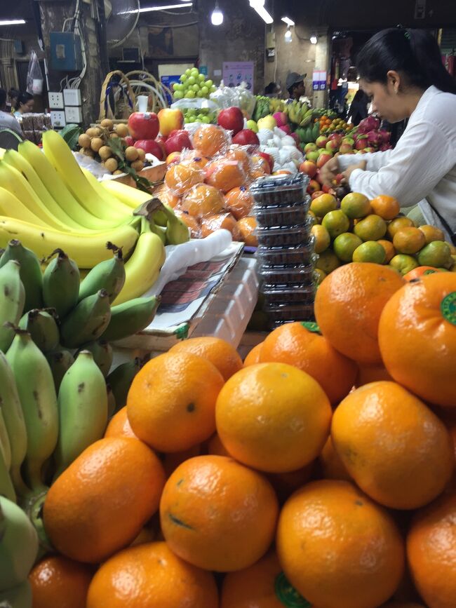 アンコールワットの観光地のオールドマーケットで果物たくさん売っています。