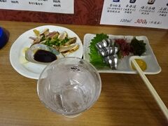 鹿児島飲みの一発目は、お気に入りの「立ち飲み屋　kirithu」で飲みます。
色々な種類の焼酎が250円から飲めて、お気に入りのお店です。
一人飲みに適しているので、毎日、通うつもりです。

つまみは、きびなごの刺身（300円）と鳥刺し(350円)です。
焼酎は魔王(500円)と七窪(300円)をいただきました。