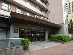 《14:57》大阪の滞在先は、５年前の出張時に利用した「ハートンホテル西梅田」です。
コスパとバス停から近いのが選んだ理由です。
全国旅行支援は、定数オーバーのため、売り切れでした。
おそらく、選抜高校野球が影響しているのだと思います。
空室も少ないし、周辺ホテルも高かったです。
唯一、予約出来た、近畿日本ツーリストから予約をしました。
喫煙ルームは売り切れで、禁煙のシングル朝食込みで11,750円は、安い方だと思います。
https://www.hearton.co.jp/hotel/nishi-umeda
