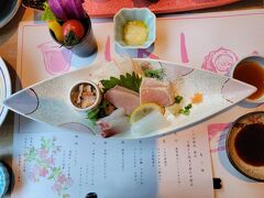 夕食
お造りはブリ　石鯛　アオリイカ　ブリえんがわ　サザエ
島野菜のプチトマトは甘くて美味しかった！