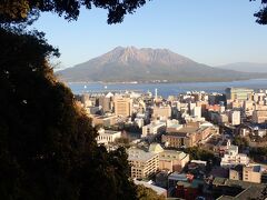 鹿児島県旅行も3日目。
指宿・長崎鼻・池田湖・薩摩今和泉をぐるっと周って
鹿児島市へやってきました。

まずは城山公園へ。
城山観光ホテルを目指し登りその先に駐車場があります。
駐車場から少し登って城山展望台。

展望台からの桜島。すごい！
順光でとっても雄大な景色です。
暮らす人にとってはご苦労がたえないでしょうが
この風景が日常的に見られるのは素晴らしい！