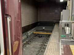 阪急電車京都線の終点を見た！

本当は仁和寺へ行く予定が、電車の中で仁和寺の桜は遅咲きと知り、急遽予定変更して、四条河原町、終点へ。

観光案内所で、どこ行ったらいいですかぁと間抜けな質問。