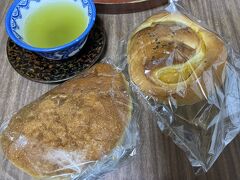 翌日の朝食は、前日にパンも売っている酒屋さん「きんか堂」で買っておいた、かぼちゃパンとカレーパン。二つで290円だった。