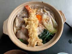 大滝の湯で日帰り温泉を楽しんでから、「大信」でランチ。蕎麦屋なんだけど、昨夜がそばだったので今回は鍋焼きうどんにした。1,300円。美味しかった。