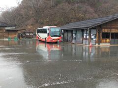 白川郷バスターミナルに到着です。ただいまAM9:30。後ろの山には町を見下ろす展望スポットがあります。ここから娘とは別行動で、お昼に待ち合わせです。