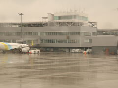 神戸空港に着陸。
神戸は雨だった。
「関西は最強寒波が抜けたんだ」と分かった。