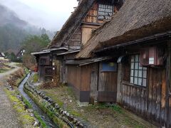 歩いてすぐ合掌造りの家にたどり着きます。山の方は霞がかって。雰囲気出てます。