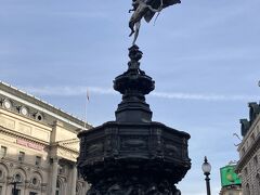 エロス像（Eros statue at Piccadilly Circus）にご挨拶。