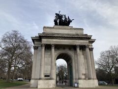 Wellington Arch

門の名前の由来は、ナポレオンとの戦いで同盟軍を勝利へと導いたイギリスの英雄・ウェリントン公爵だそうな。ちなみにこの辺り、気をつけないと馬のフンが落ちてます。バッキンガム宮殿が近いからかな。