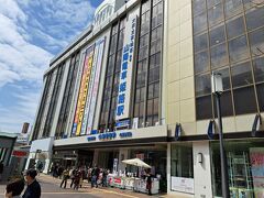 山陽線の姫路駅の改札を出ると山陽百貨店
食品売場は東京のデパ地下とあまり変わらなかった。RF1とか米八とかどこでもあるよね。