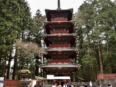 石鳥居をくぐったらすぐ右手に五重塔がありました。
この五重塔は奈良などで見られるものと違い、屋根の形が下から上まで同じくらいの大きさでした。
今まで見て来たものはAラインのような形の五重塔が多かったので、違う印象を受けました。
雪の多い地域に造られたから、このようになっているようです。
