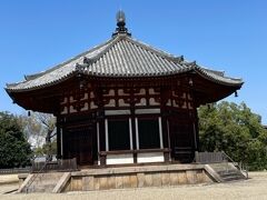 興福寺の北円堂。境内整備事業を進めていて、近づくことができません。